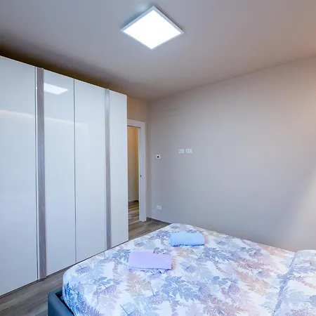 Nuovo Con Parcheggio E Giardino