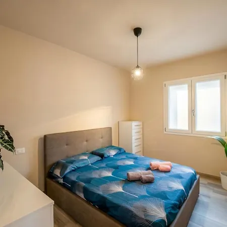 Elegant Garden & Parking Apartment Salo