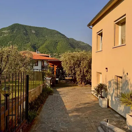 Apartment Elegant Garden & Parking Salo