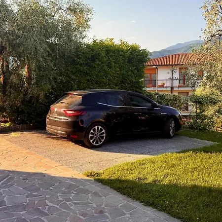 Apartment Elegant Garden & Parking Salo